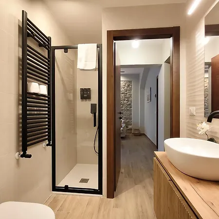 House 20s, 43n Apartment *